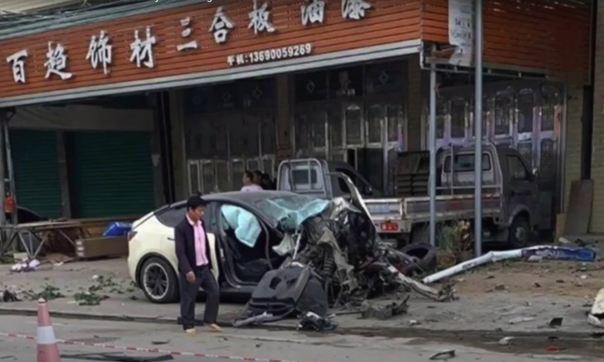 Así quedó el Tesla Model Y tras chocar contra un edificio.