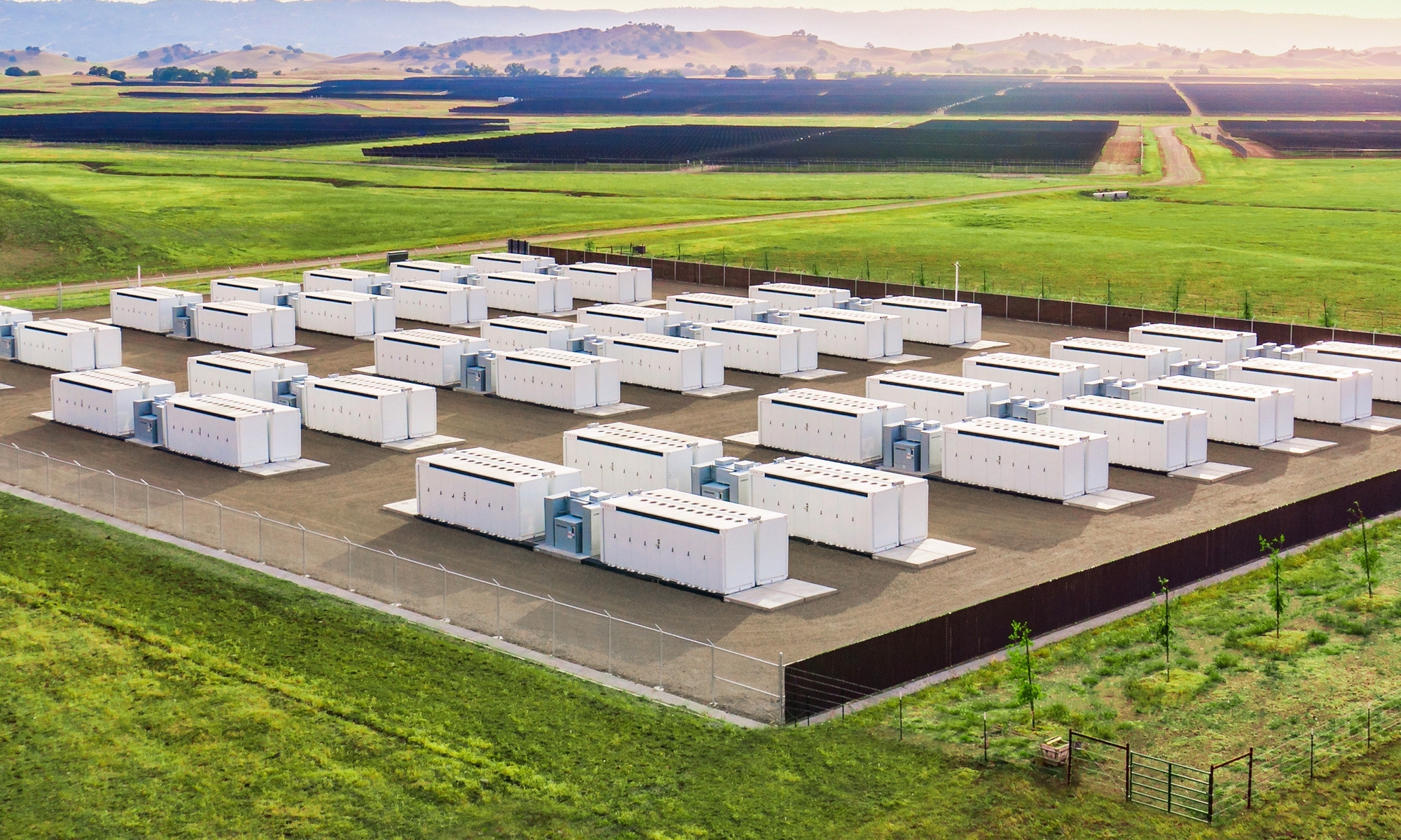 Las baterías estacionarias sirven como respaldo a centros de producción eléctrica, industriales o residenciales./ FOTO: Tesla.