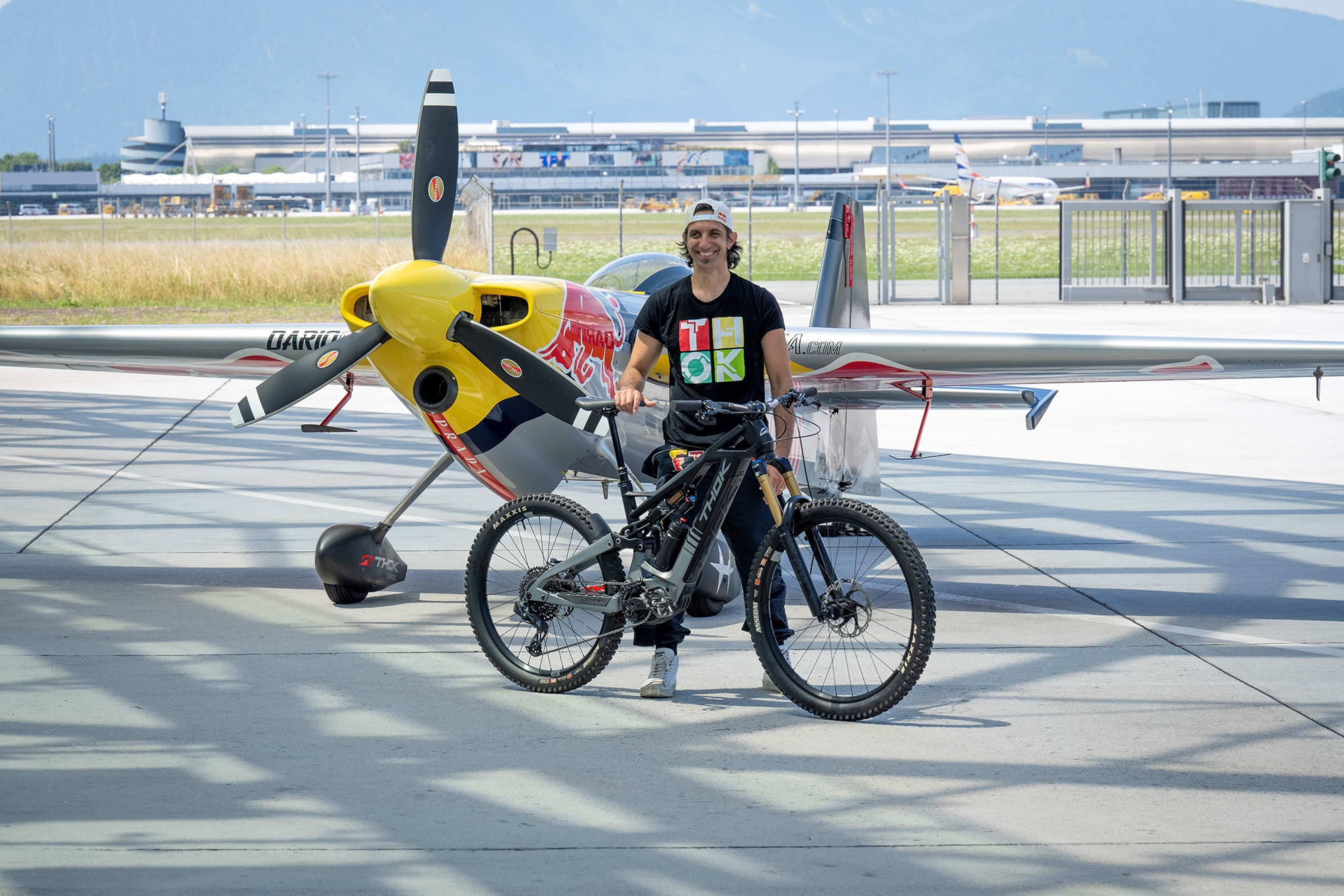 El piloto de aviación acrobática Dario Costa entrena con una bicicleta eléctrica Thok las bajadas de montaña.