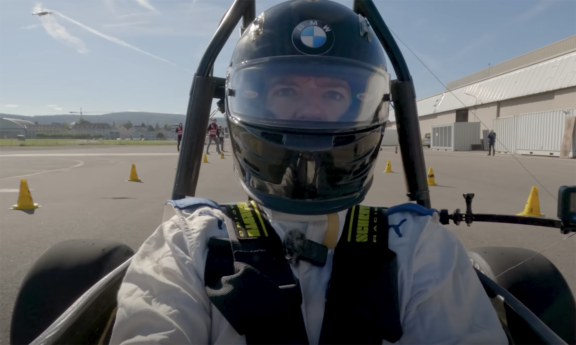 El youtuber Tom Scott experimenta la brutal aceleración del Mythen, el coche eléctrico más rápido del mundo.
