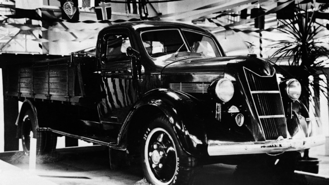 El Model G1, un camión que podía acarrear hasta 1,5 toneladas, fue el primer automóvil de Toyota. El Model G1, un camión que podía acarrear hasta 1,5 toneladas, fue el primer automóvil de Toyota.