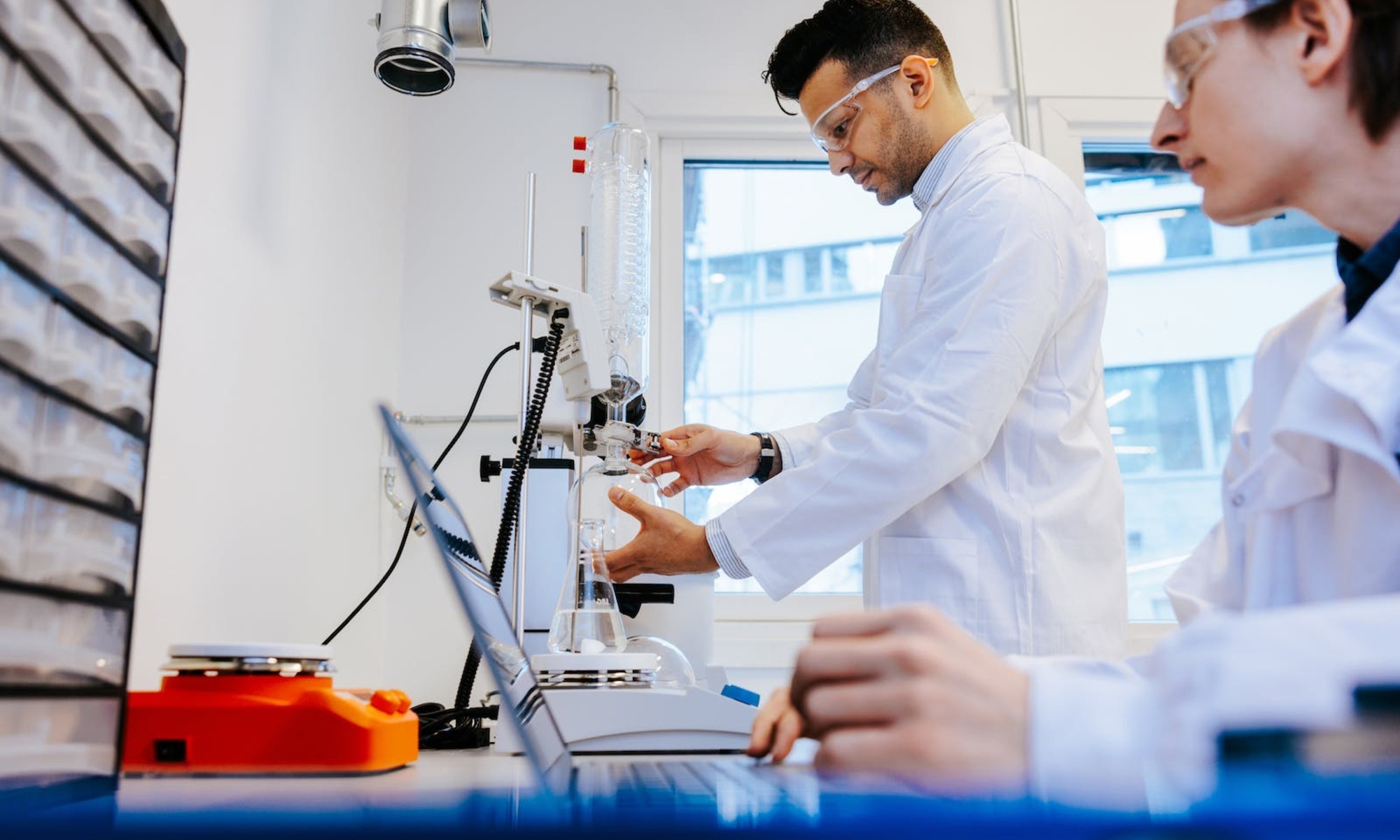 Photoncycle destaca por investigar cómo el hidrógeno puede tener un gran papel a la hora de almacenar energía para el consumo.