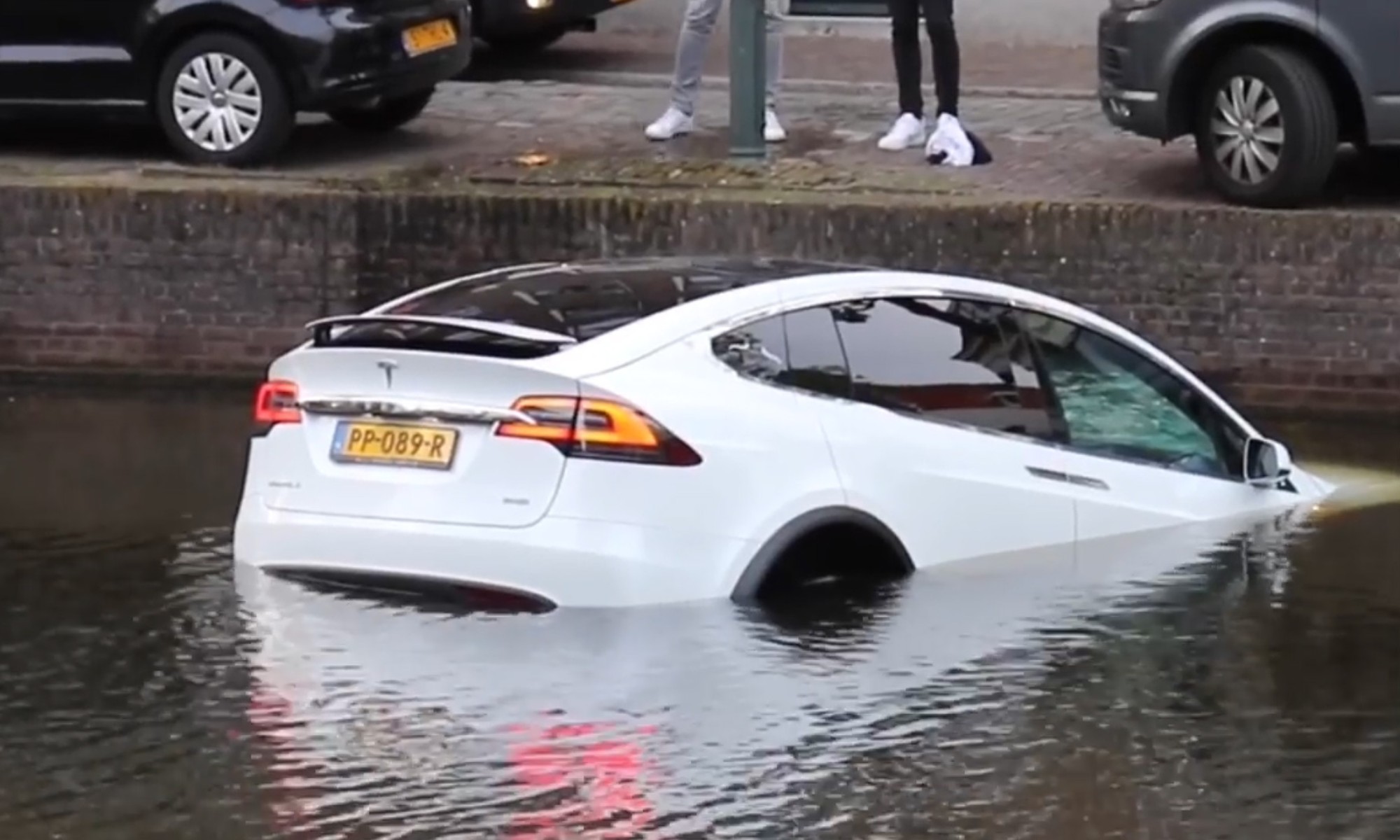 Tesla Model X ardiendo bajo el agua tras producirse un incendio después de la caída. 