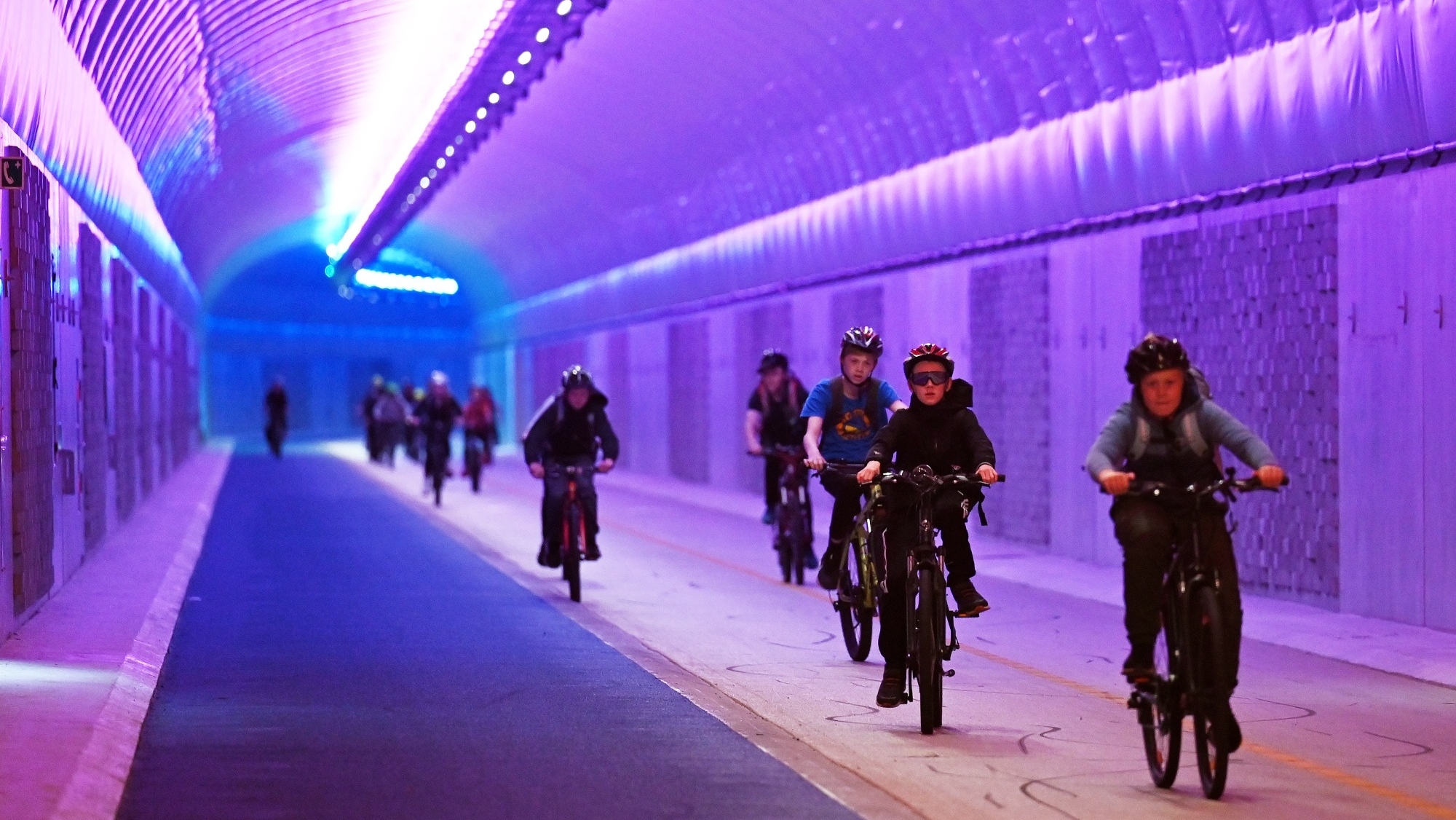 Noruega inaugura el túnel para bicicletas más largo del mundo, con 3.