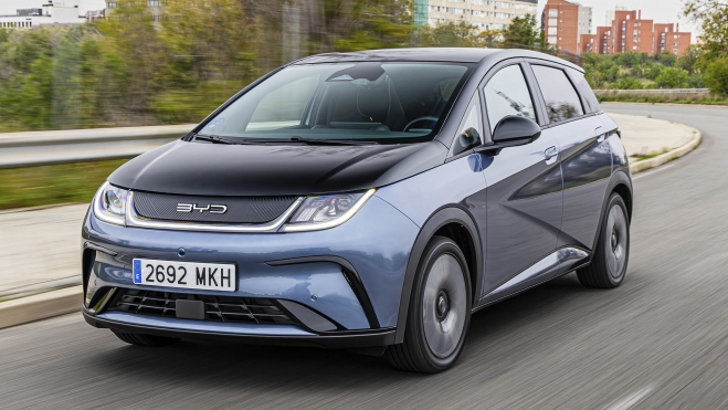 El BYD Dolphin ya está disponible en España en dos versiones de equipamiento y siete colores. El BYD Dolphin ya está disponible en España en dos versiones de equipamiento y siete colores.