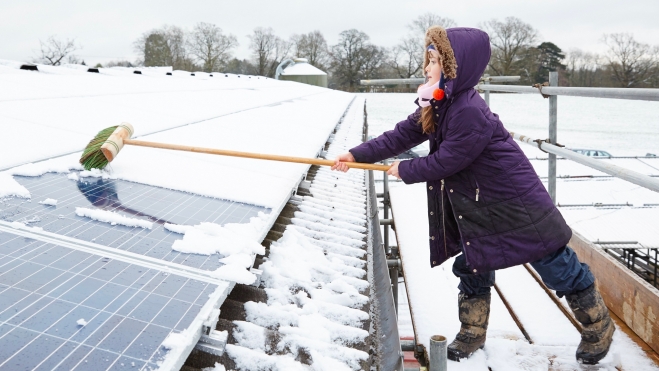 retirar nieve panel solar