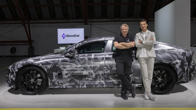 Los directores ejecutivos de Polestar y StoreDot, Thomas Ingenlath y Doron Myersdorf, junto al prototipo del Polestar 5.