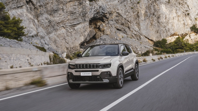 El Jeep Avenger e-Hybrid completa la gama del SUV más pequeño de la marca.