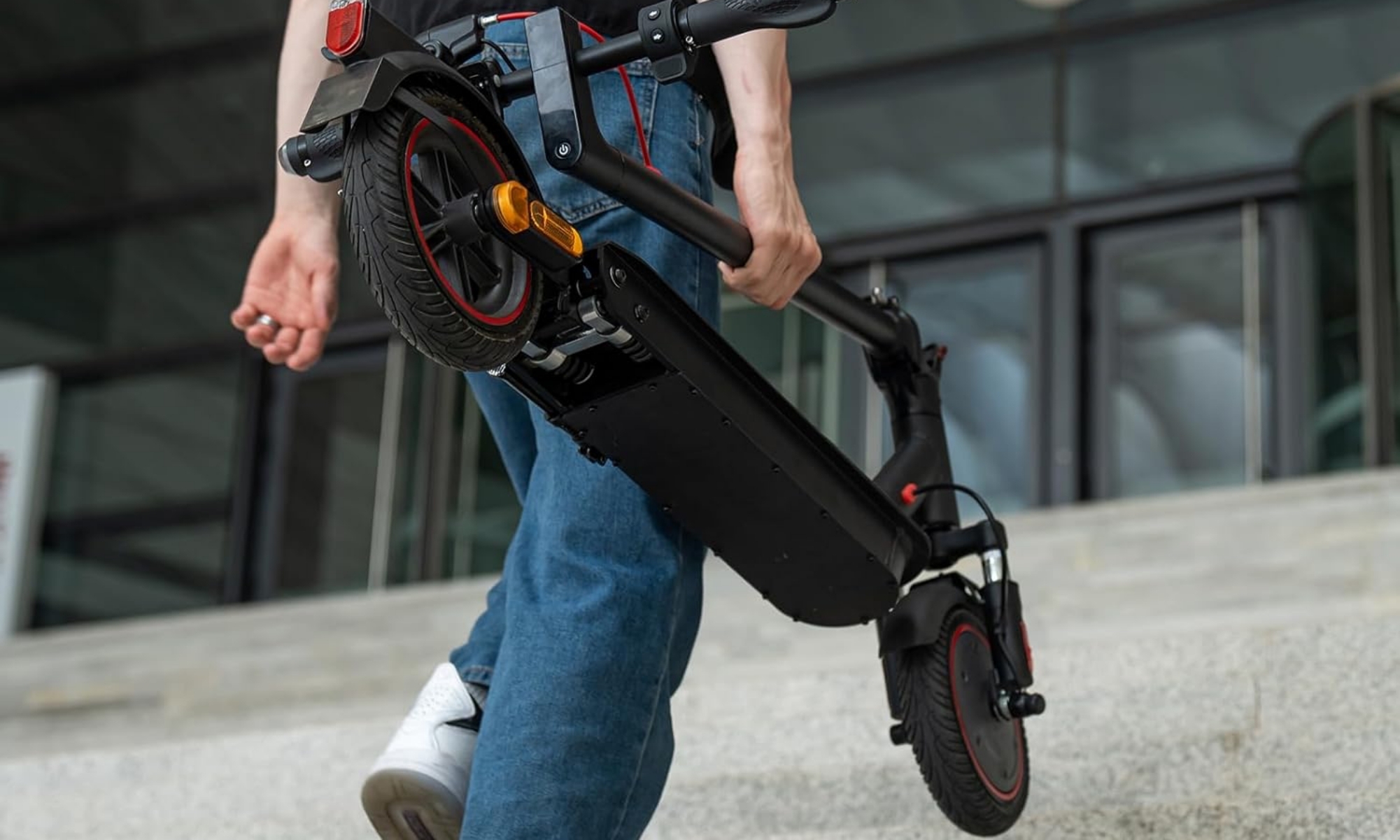 Este patinete eléctrico de EVERCROSS puede plegarse para poder transportarlo con mayor facilidad.