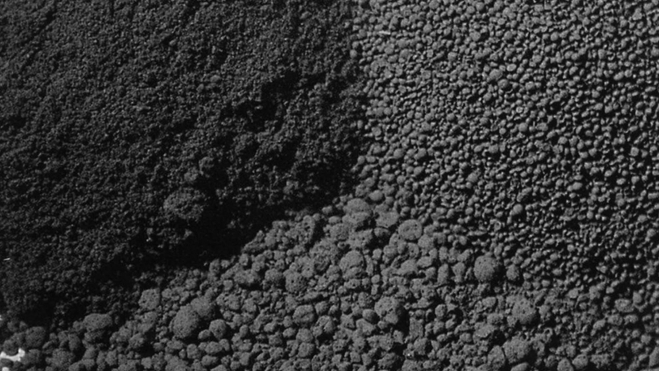 El negro de humo es una forma sólida de carbón que se presenta en forma de polvo o gránulos. El negro de humo es una forma sólida de carbón que se presenta en forma de polvo o gránulos.