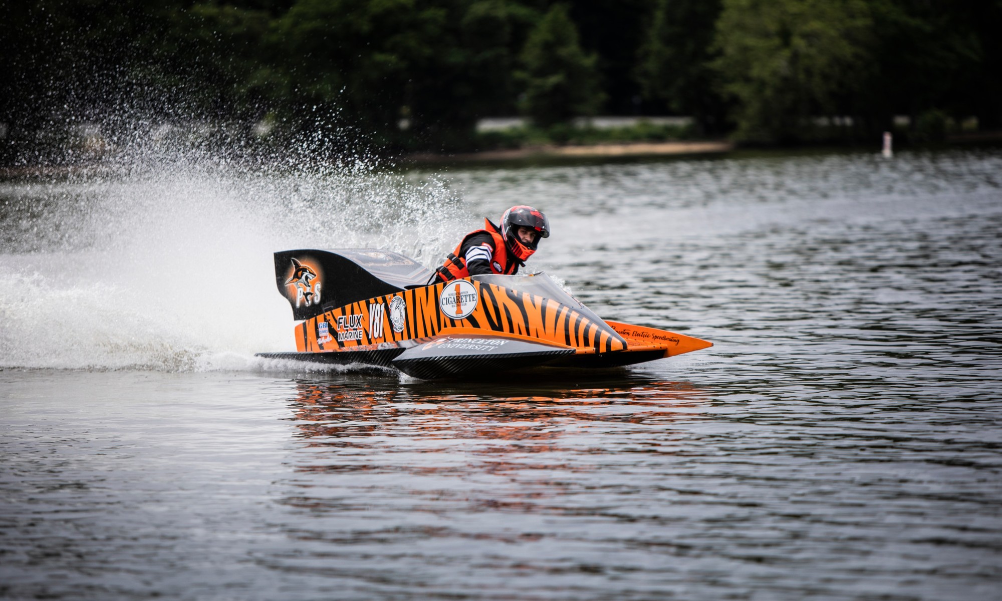 El equipo Princeton Electric Speedboating logra el récord de velocidad al barco eléctrico más rápido.