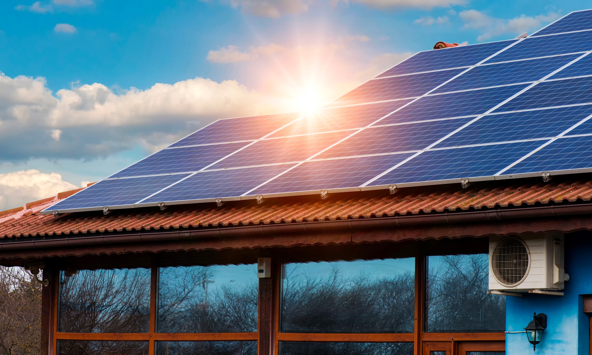 Las instalaciones de placas solares se han ido haciendo más accesibles en España.