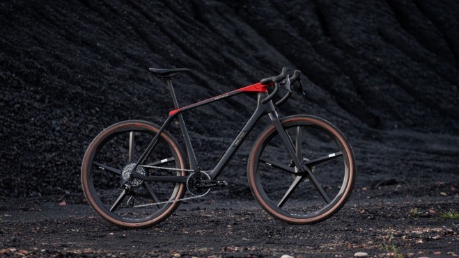 Esta bicicleta eléctrica está producida al completo en fibra de carbono.