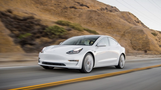 El Tesla Model 3 es el mejor de su categoría, según la OCU.