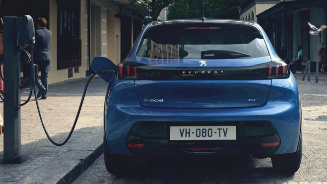 El ahorro de una familia podría alcanzar los 9.000 euros si adquiere un coche eléctrico de segunda mano. El ahorro de una familia podría alcanzar los 9.000 euros si adquiere un coche eléctrico de segunda mano.