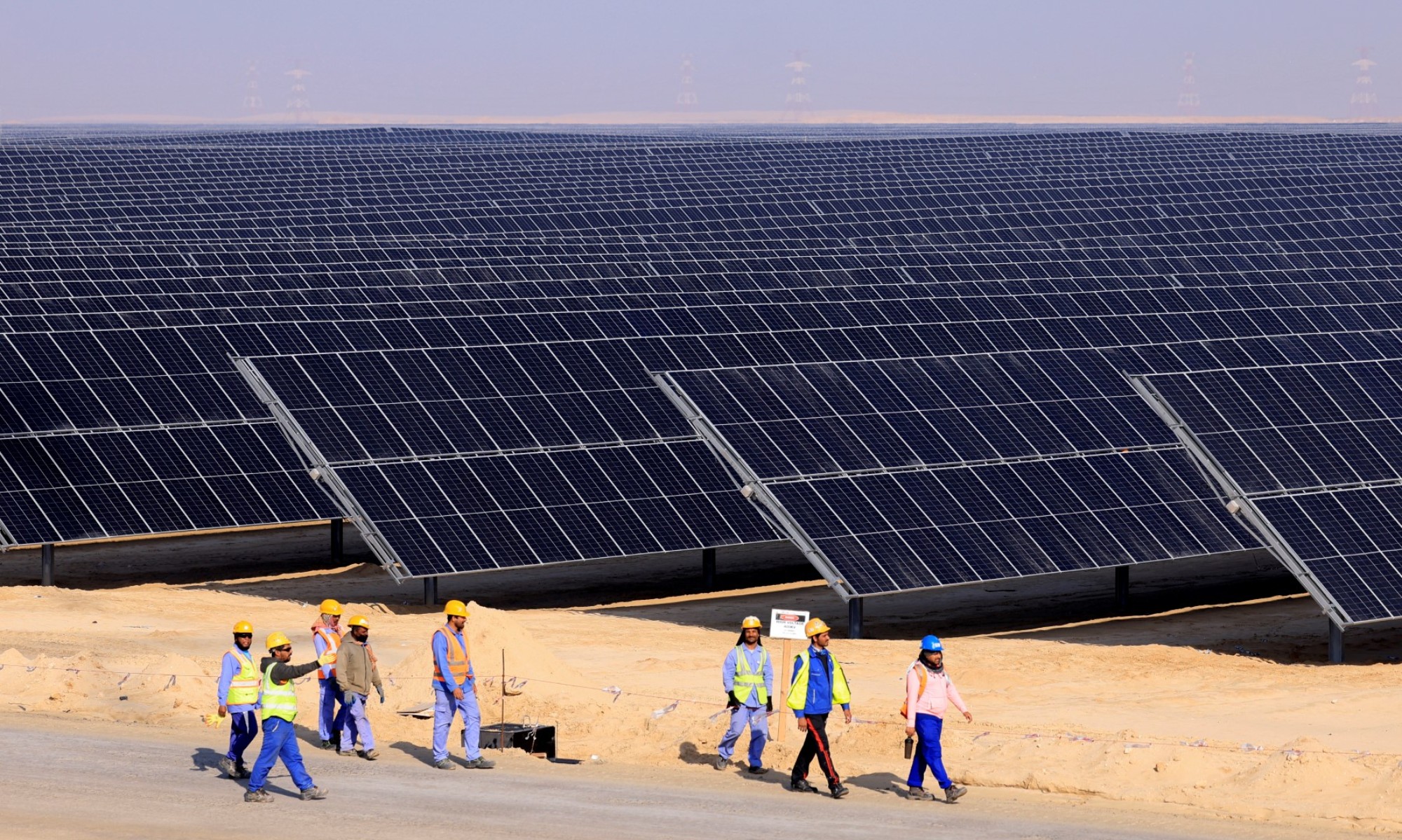 La granja solar de Al Dhafra está situada a decenas de km de Abu Dabhi.