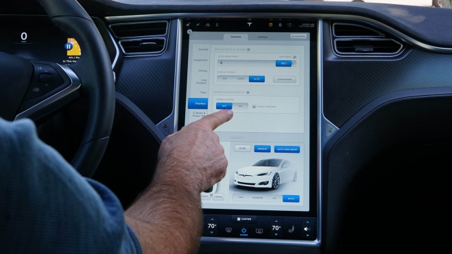 Tesla ha sido pionero en desarrollar coches eléctricos basados en software. Tesla ha sido pionero en desarrollar coches eléctricos basados en software.