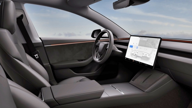 A pesar de la evidente sencillez, el interior de Tesla Model 3 se sigue percibiendo tecnlógico.