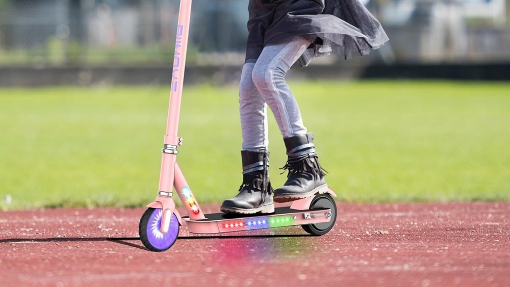 Este espectacular patinete cuenta con iluminación LED hasta en las ruedas incluyendo doble freno.