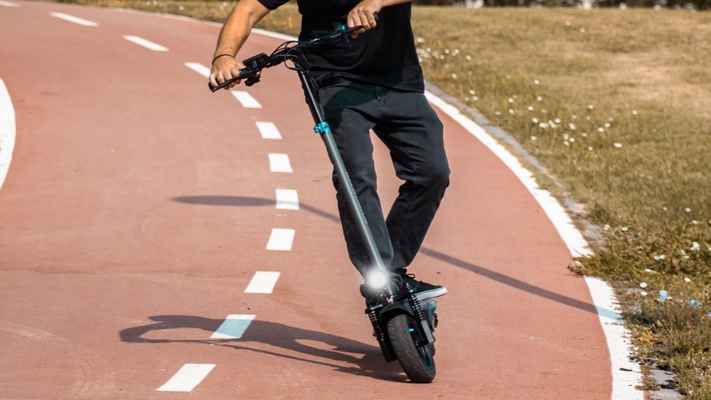 Las ruedas macizas de este patinete permiten una conducción más estable y la eliminación de los temidos pinchazos.