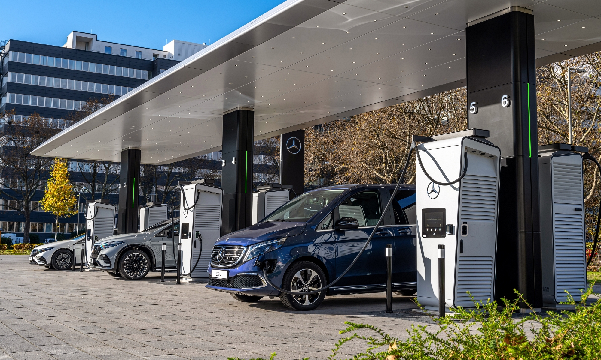 La primera estación de carga rápida de Mercedes en Europa se ha abierto en Alemania.