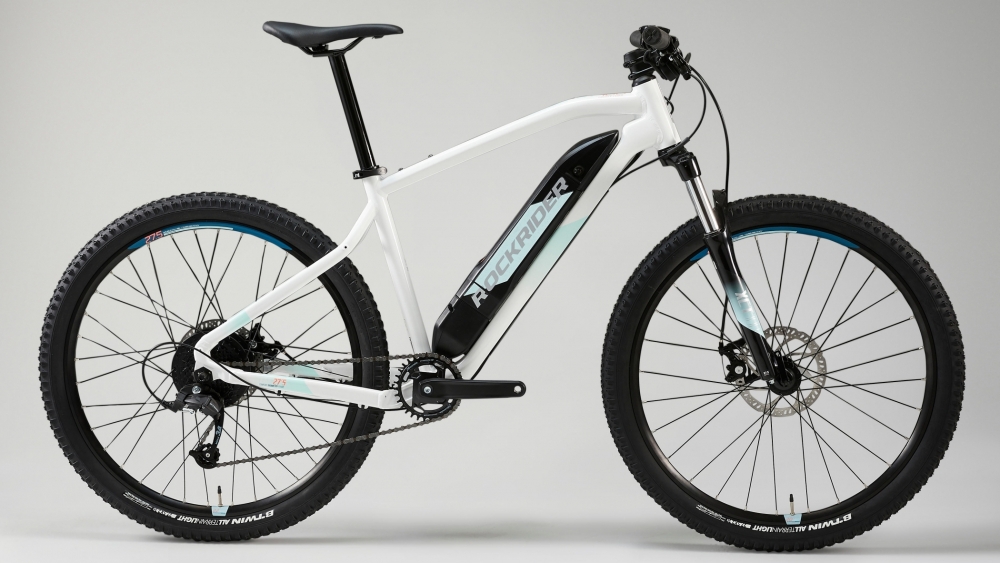 Esta bicicleta eléctrica de montaña está de oferta con más de 200