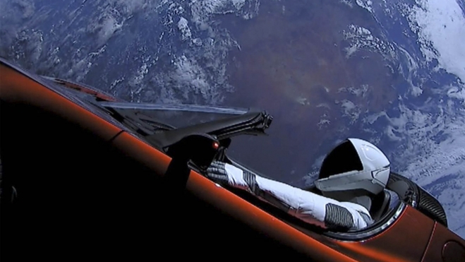 Starman orbita alrededor de la Tierra a bordo del Tesla Roadster de Musk.