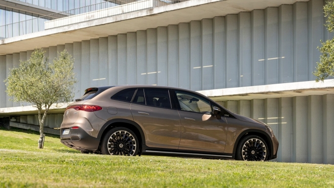 Mercedes EQE SUV Lateral