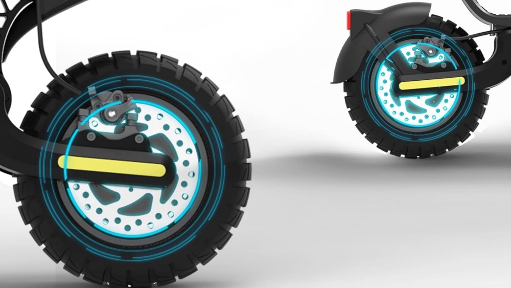 Los frenos en ambas ruedas son de disco, lo que facilita una frenada más eficiente y rápida en momentos puntuales.
