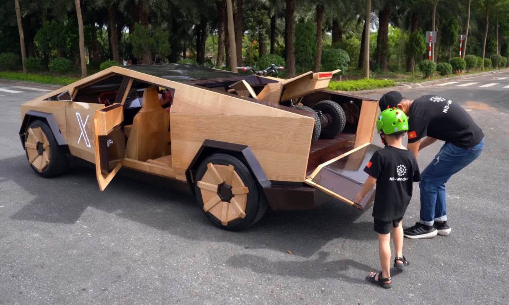 La Tesla Cybertruck de madera ha sido producida por un ciudadano vietnamita (1)