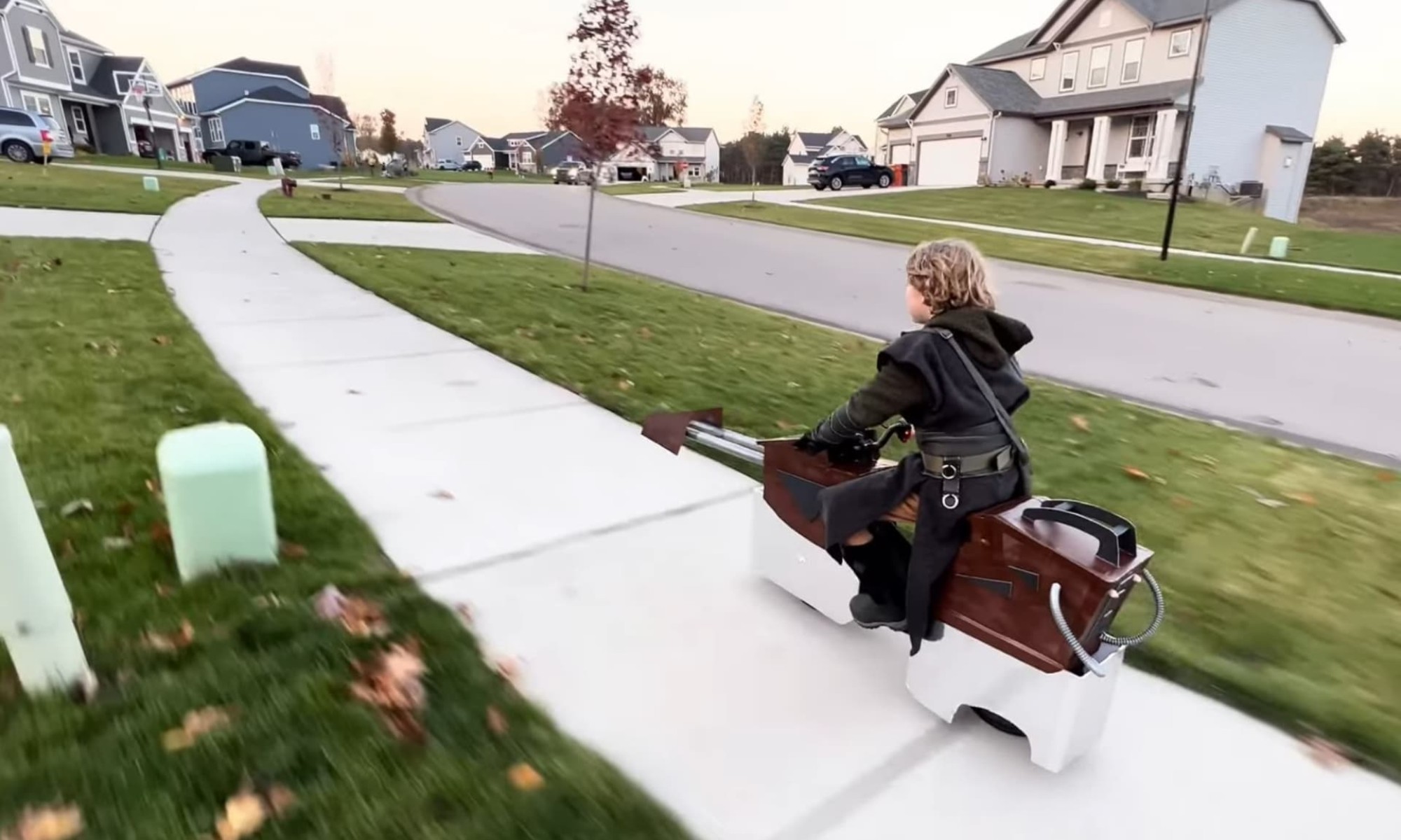 La moto deslizadora creada por un padre a su hijo parte de una bici eléctrica.