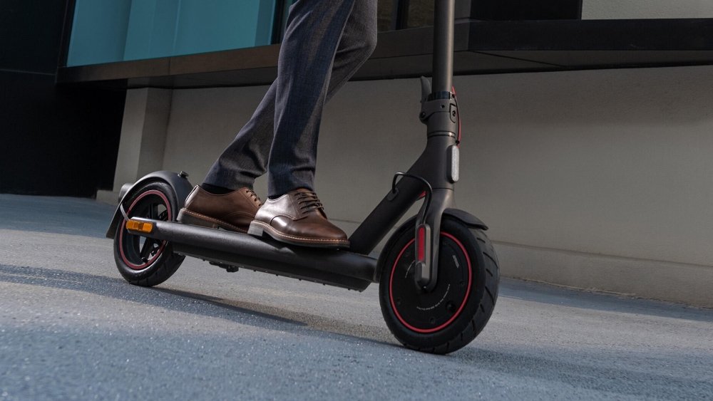 Este patinete puede ser conducido por cualquier persona adulta y vestida de cualquier manera.