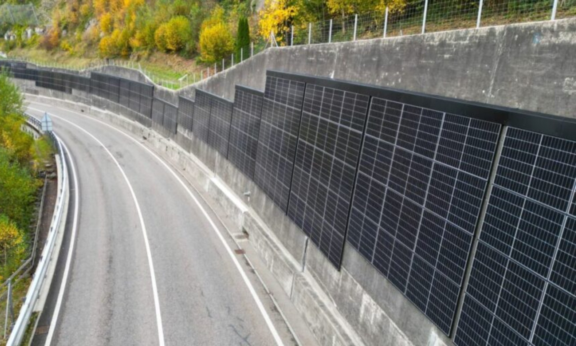 Instalar paneles solares en muros de contención podría ser clave en el futuro.