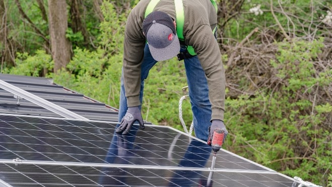 La instalación de paneles solares en muros de contención requiere del cumplimiento de requisitos