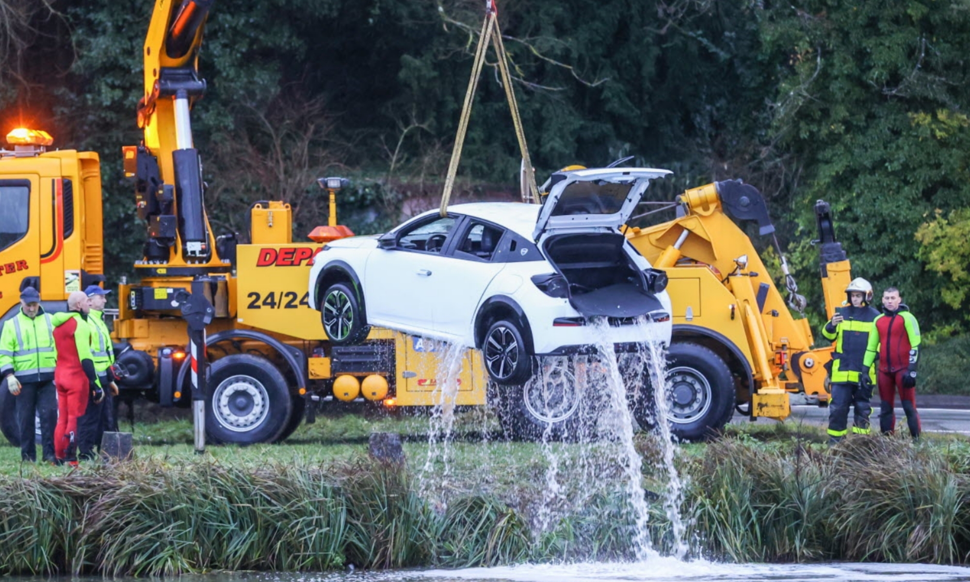 El coche se salió de la carretera durante la grabación de un vídeo./Foto: Lionel Vadam para L'Est Republicain.