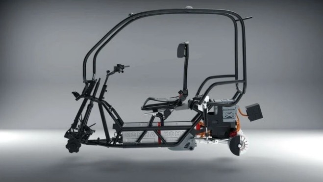 Este vehículo mitad coche mitad moto cuenta con una estructura de refuerzo para garantizar la seguridad de los usuarios. Este vehículo mitad coche mitad moto cuenta con una estructura de refuerzo para garantizar la seguridad de los usuarios.
