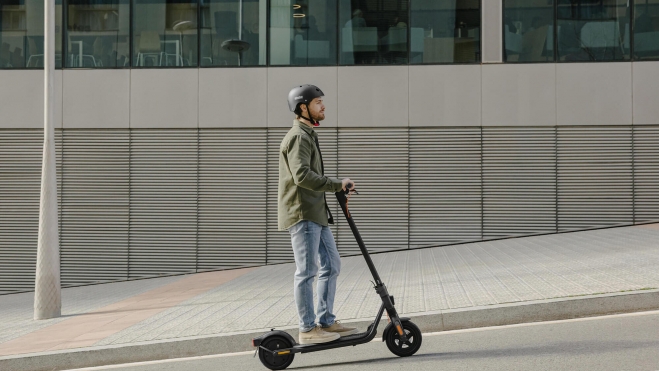 Este patinete de Segway es capaz de subir pendientes con un 22 % de inclinación.