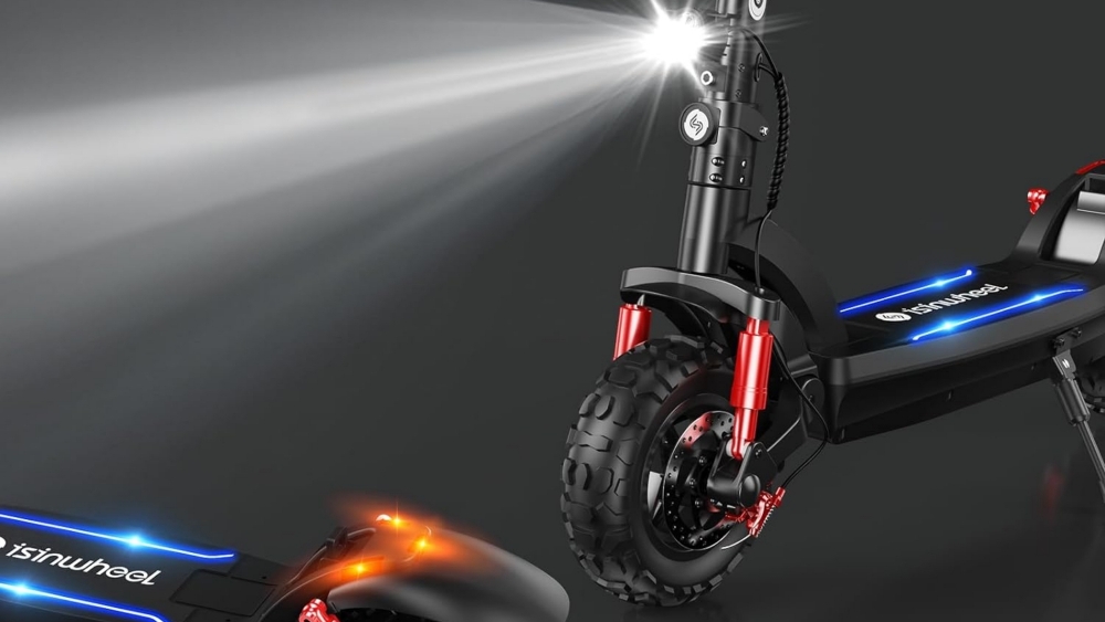 El foco LED delantero del iSinwheel GT2 permite ver a largas distancias de forma segura en la oscuridad de la noche.