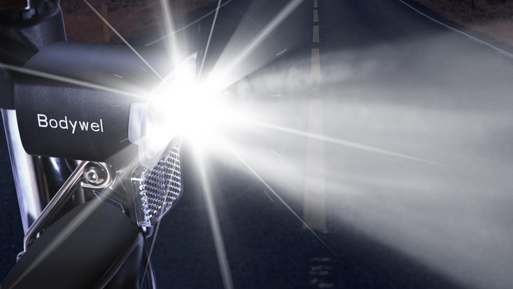 El foco delantero de la Bodywel M275 puede iluminar una zona de hasta 50 metros en el camino. El foco delantero de la Bodywel M275 puede iluminar una zona de hasta 50 metros en el camino.