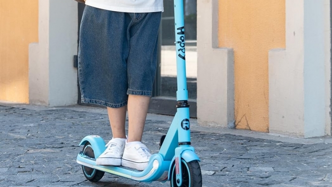 Patinete eléctrico para niños con luces de neón.