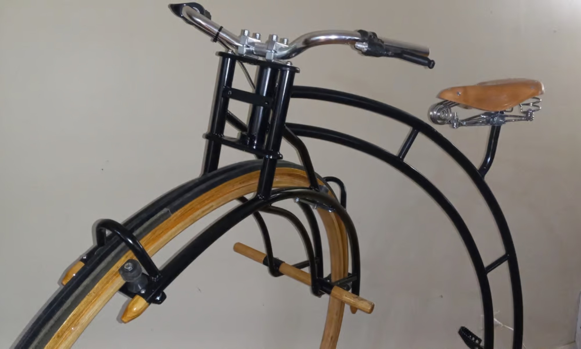 Este velocípedo eléctrico destaca por usar una combinación de metal y madera en su estructura