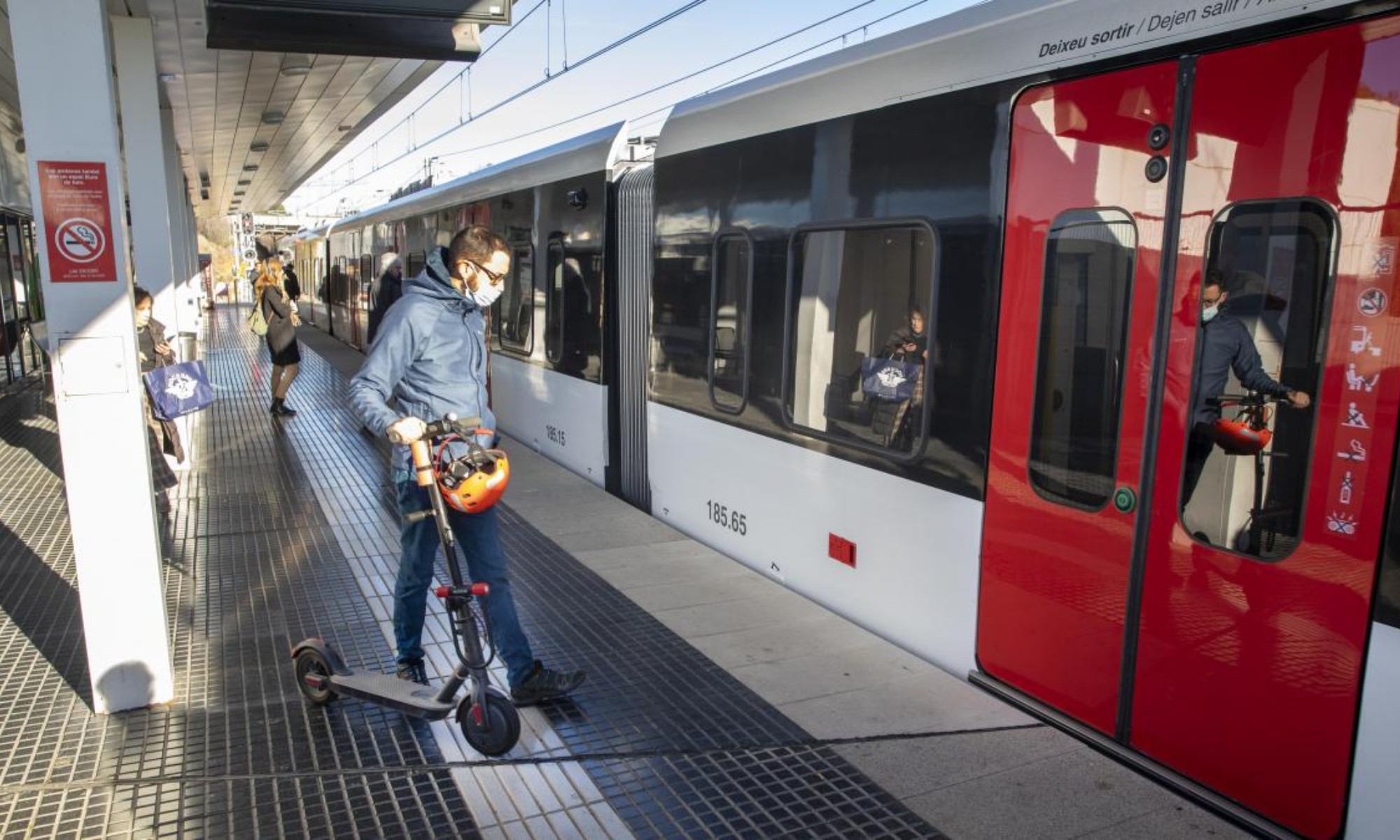 Acceder al transporte público con patinete eléctrico ya no es posible en algunas ciudades españolas.