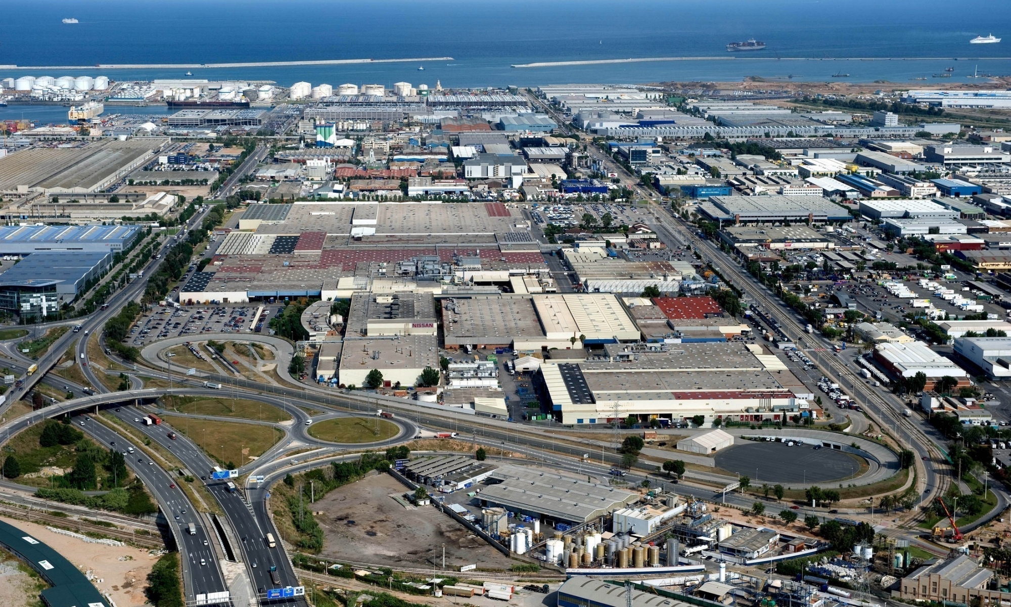 Tras varios años de parón, las instalaciones de la Zona Franca podrían volver a retomar la actividad.