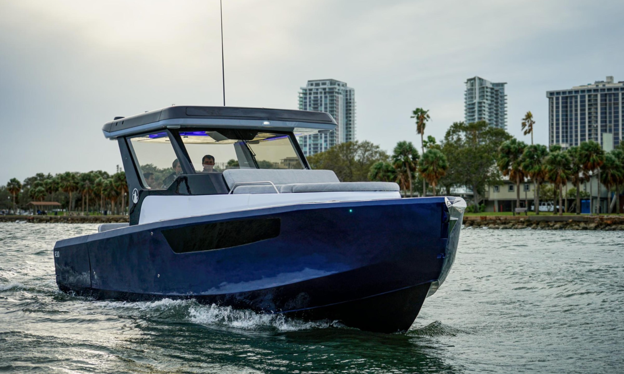 Este barco eléctrico destaca por navegar sin emisiones contaminantes gracias a la incorporación de la tecnología eléctrica.