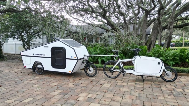 Este hotel cápsula con su bicicleta eléctrica puede circular hasta 200 kilómetros con una sola carga.