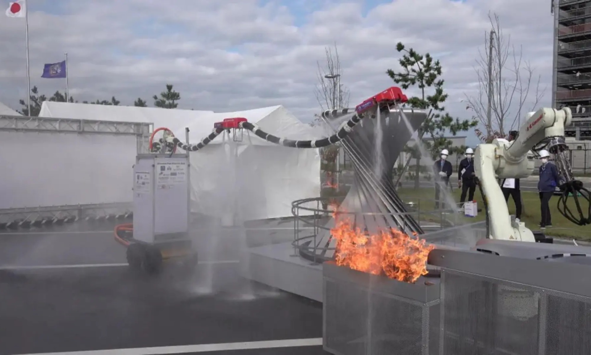 Este dron bombero permite reducir el riesgo de quemaduras en la extinción del fuego.