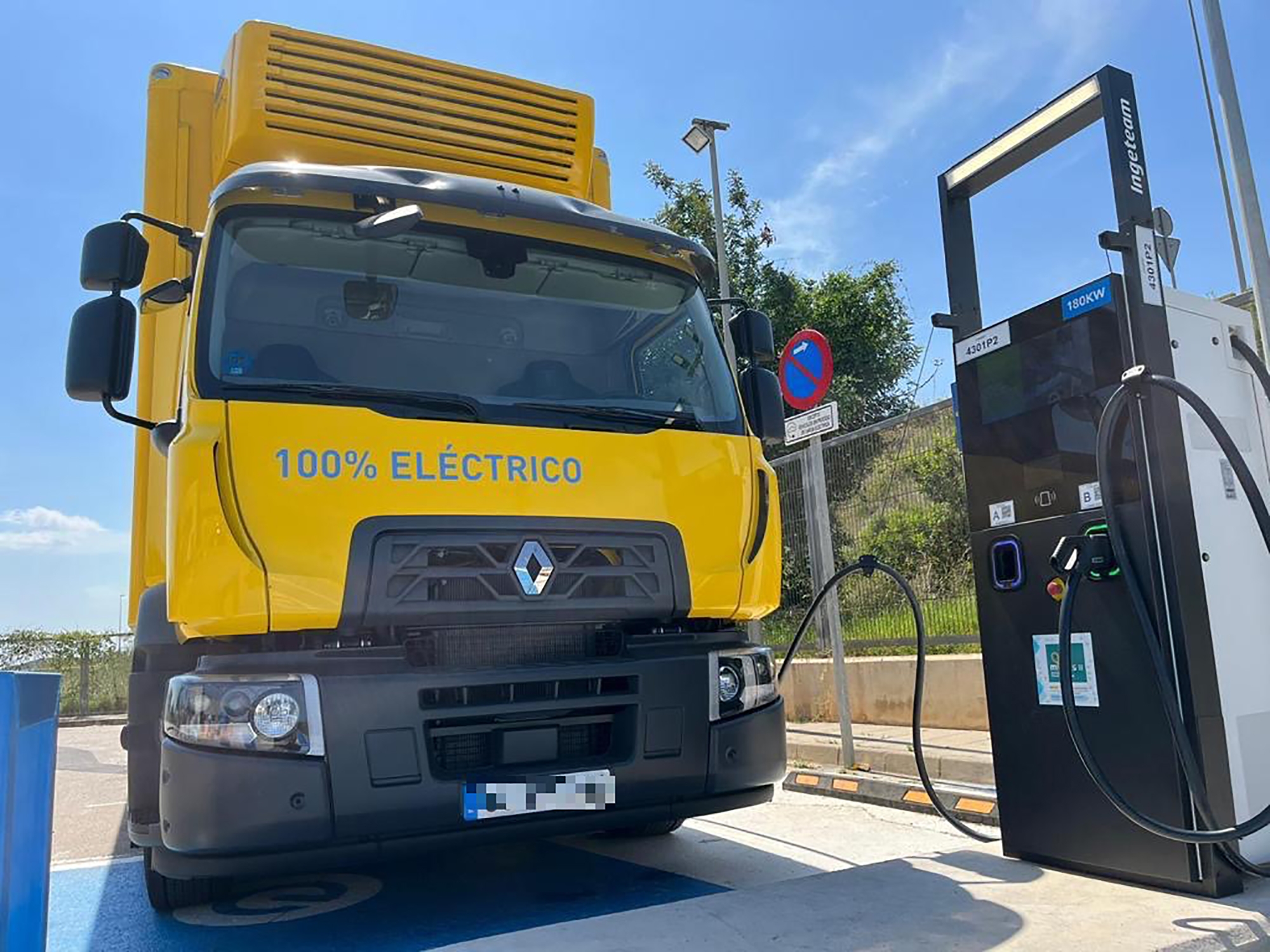 Camión eléctrico recargando en estación Zunder