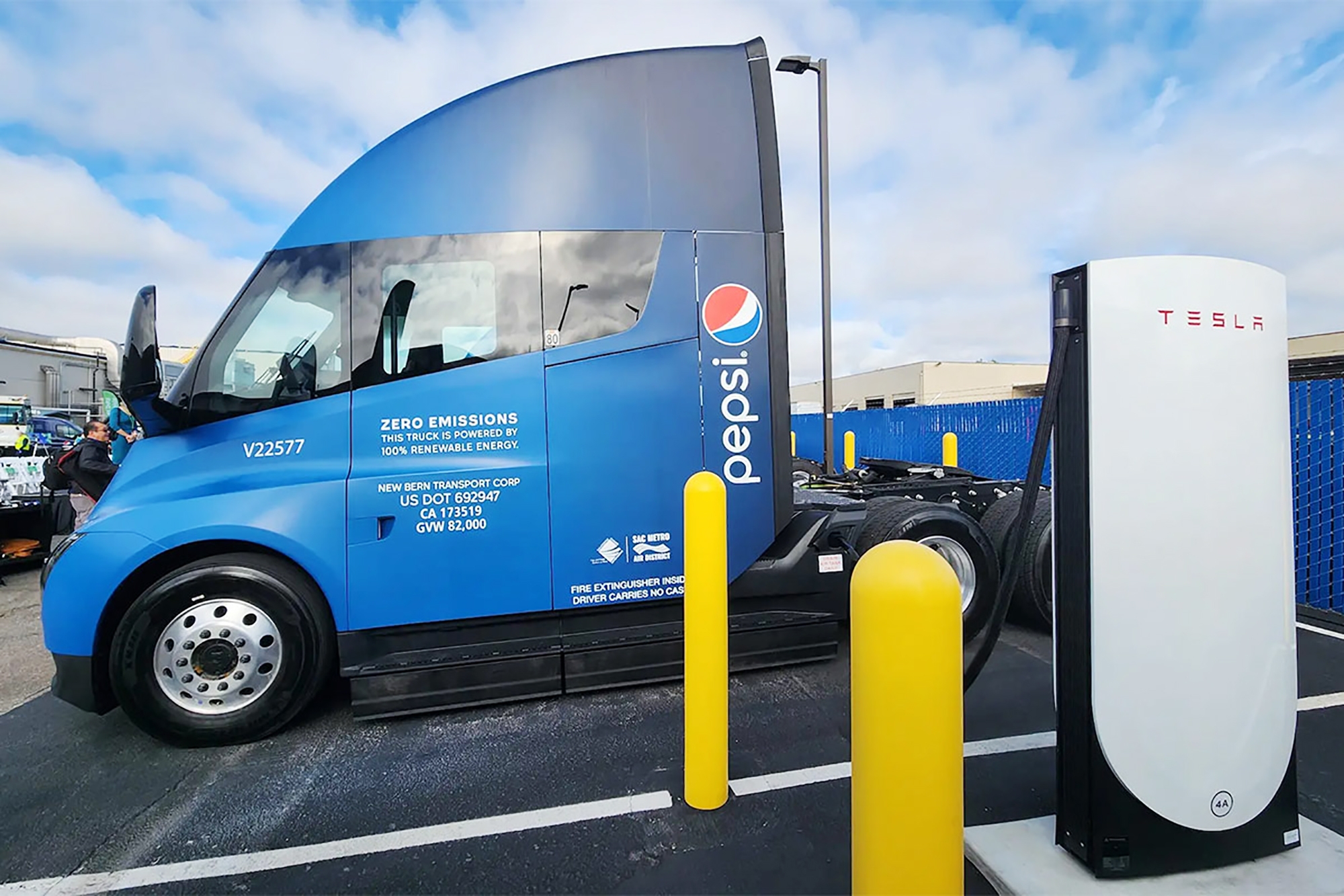 Tesla Semi recargando en los nuevos supercargadores V4 de Tesla