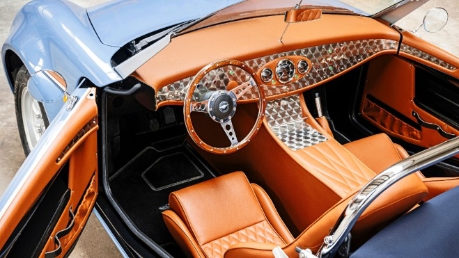 El interior del coche eléctrico de Carice destaca por respirar un ambiente puramente retro.