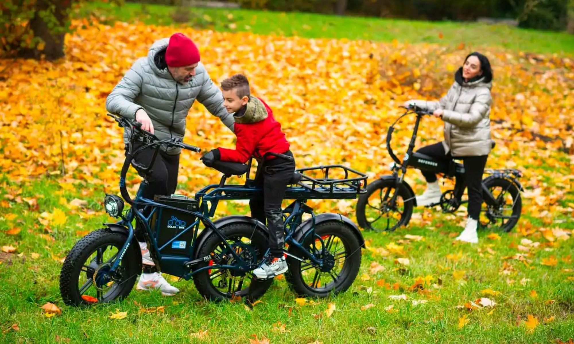 La bicicleta eléctrica de tres ruedas dispone de un motor para asistir al pedaleo.